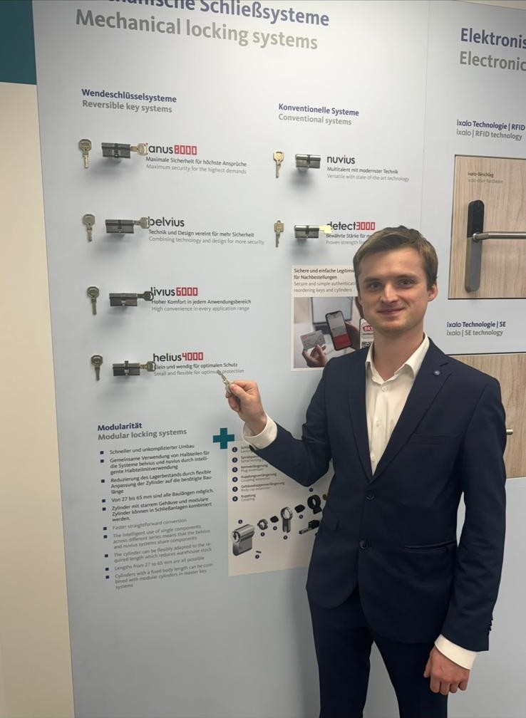 Luca Wörle – Inhaber Wellheimer Schlüsseldienst vor BKS Schließsystemen